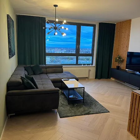 Luxusny Na 21 Poschodi S Parkovanim Zadarmo Ba דירה